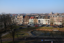 904596 Gezicht op de Weerdsingel W.Z. en het einde van de Stadsbuitengracht te Utrecht, met de panden Weerdsingel W.Z. ...